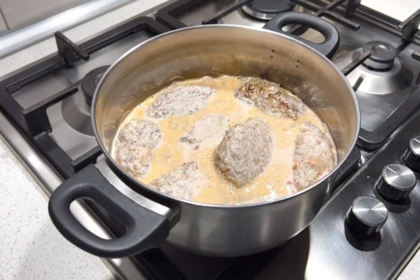 Place the saucepan over medium heat, allowing the sauce to come to a boil. Cover the pan with a lid and reduce the heat to low. Simmer the cabbage rolls for 30-40 minutes.


