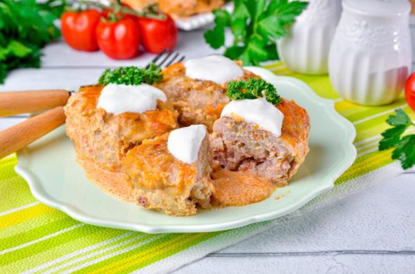 Serve the cabbage rolls with sour cream or mayonnaise. Enjoy your meal!
