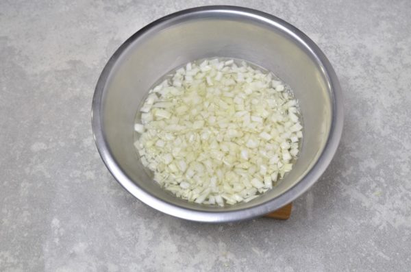 Place the diced cabbage in a bowl and pour boiling water over it. Allow the cabbage to sit for 10 minutes, then drain any excess liquid by flipping it onto a sieve. Alternatively, you can briefly boil the cabbage for 5 minutes or sauté it in a frying pan with oil.


