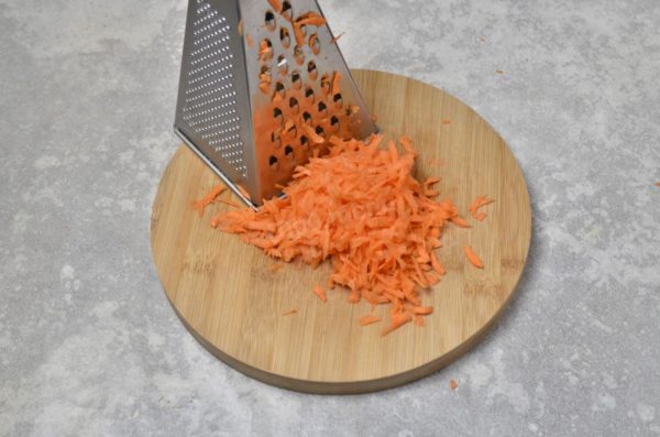 Grate the carrots using a coarse grater.


