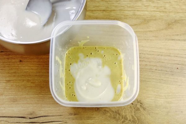 Gradually add the flour mixture in small portions.

