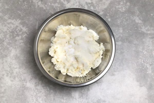 Place the cottage cheese in a bowl. If you have an immersion blender, use it to blend all the ingredients. If not, strain the cottage cheese through a sieve to make it homogeneous. Add sugar, baking soda (for fluffiness), salt (for flavor), and vanilla extract (for aroma). Check additional resources at the end of the recipe for guidance on selecting cottage cheese and using baking soda.
