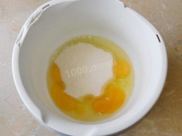 Add sugar to the eggs.

