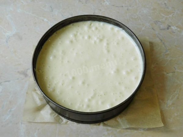 Pour the prepared batter into a baking dish, preferably one with a removable bottom, measuring 18-20 cm in diameter. Line the bottom of the dish with baking paper. Place the dish in the preheated 180-degree oven and bake for approximately 40 minutes. Avoid opening the oven during the first 20-30 minutes to prevent the cake from collapsing. The specified time and temperature are approximate; you can find more details in the linked article.

