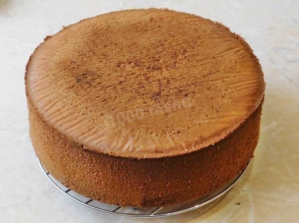 Allow the baked cake to cool completely. Wrap it in plastic wrap and refrigerate it for a few hours to allow it to settle and rest. This will make it easier to cut into layers without excessive crumbling. Use the prepared cake layers for creating your desired cake. Enjoy your meal!
