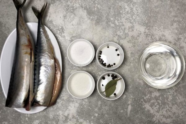 How to prepare pickled mackerel in brine? Begin by gathering all the necessary ingredients for the salting process. If the mackerel is frozen, defrost it gradually by placing it in the refrigerator. In case it's not cleaned, start by removing the head and then opening the belly to remove the innards. Make sure to eliminate the black film as it may cause bitterness in the fish.

