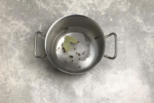 To create the brine, use high-quality water, either filtered or bottled, as the taste of the brine will influence the flavor of the fish. Pour the water into a saucepan, add salt, sugar, and both types of pepper, as well as bay leaves. You can also incorporate spices like cloves, coriander, and mustard seeds.

