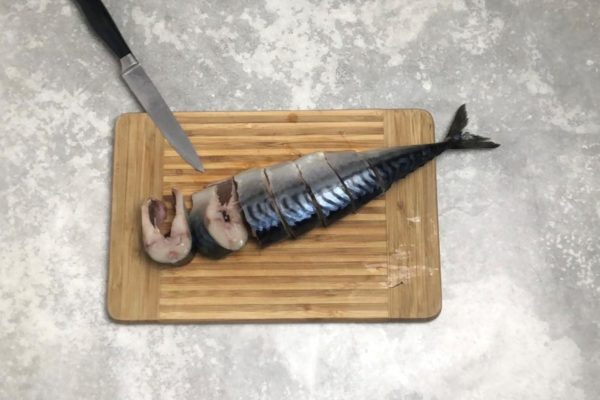 While the brine is cooling, prepare the mackerel. Use scissors to remove the fins and a sharp knife to cut it into pieces. You can adjust the thickness of the pieces according to your preference. I recommend removing the tail.

