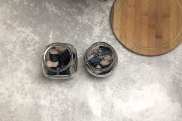 Select a container for salting, preferably an airtight one like a jar with a lid or a resealable container, with glass being the best choice. Arrange the mackerel pieces in the container.

