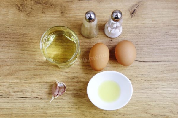 How to prepare a garlic and lemon mayonnaise sauce? Gather your ingredients. It's essential to use fresh eggs, preferably from a trusted source, as they'll be used raw. You can opt for just egg yolks instead of whole eggs, which will result in a slightly thicker sauce with a richer taste and creamier color. Use a neutral-flavored oil to prevent any overpowering tastes. Adjust the amount of garlic to suit your preference.

