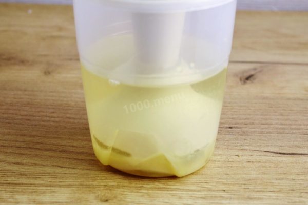 Combine the vegetable oil, eggs, and lemon juice in a blender or a deep bowl suitable for whisking.

