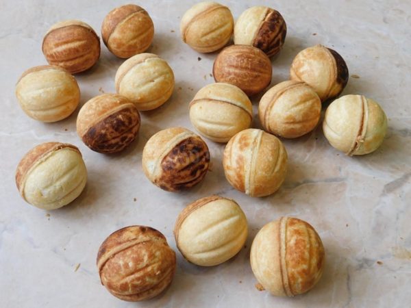 Use a sharp knife to trim the edges of the cookie shells and remove any excess dough. Your delicious nut-shaped cookies with condensed milk are ready! Enjoy them with a nice cup of tea!
