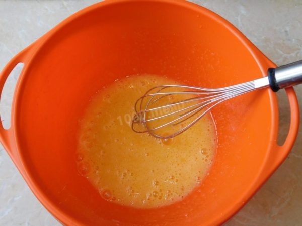 How to make nut-shaped cookies with boiled condensed milk? Gather all the necessary ingredients beforehand. Ensure that the butter is soft. Combine raw chicken eggs and sugar in a mixing bowl and give them a good mix. There's no need to beat the egg mixture; simply combine them.

