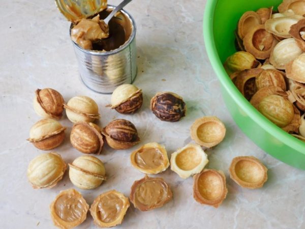 Once the cookie shells are completely cooled, it's time to fill them. Boiled condensed milk works best as the filling. Fill both halves of the cookie shells with the filling and press them together. Condensed milk is ideal for this purpose.

