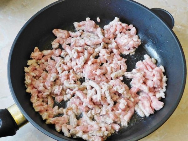 How to whip up a quick pasta with ground meat in a skillet? Gather your essential ingredients. Any type of ground meat will work. Opt for pasta made from durum wheat for best results. It's preferable to use a non-stick skillet. Heat the skillet until it's quite hot and add a small amount of vegetable oil. Next, place the ground meat into the hot skillet and break it apart using a wooden spatula. Sauté the meat for 5-7 minutes.

