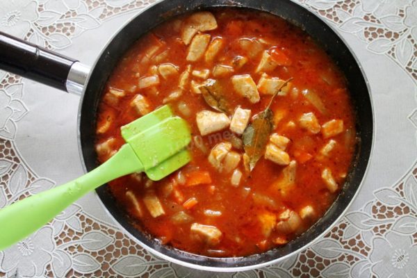 Stir the pork goulash, season with salt to your liking, add the bay leaf, cover with a lid, and simmer for approximately half an hour. In reality, the longer you simmer the goulash, the more flavorful it will become. Just make sure to prevent the dish from burning.

