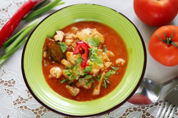 Serve the finished goulash on plates and garnish with fresh herbs. Enjoy your meal!

