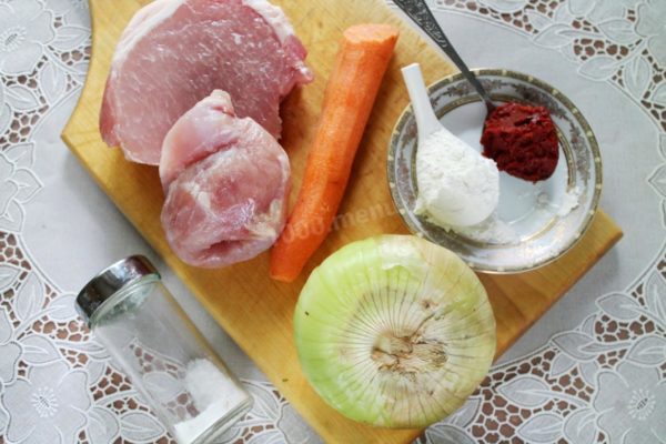 How to prepare delicious pork goulash in a frying pan with gravy? Gather all the necessary ingredients. It's preferable to choose lean pork for this dish. You have the option to omit carrots if desired.

