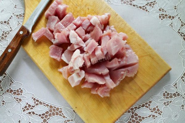 Cut the pork into small pieces.

