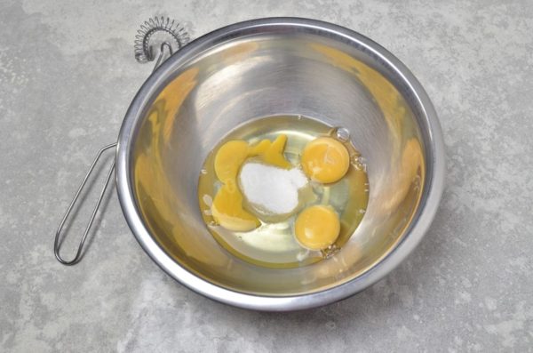 Crack the well-washed and dried eggs into a deep bowl. Always wash eggs before using them to remove potential bacteria from the shell. You can use food-safe detergents and a brush. Add sugar and salt to the eggs, adjusting the quantities to your taste. If you prefer less sugar, you can reduce the amount.


