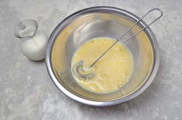 Beat the eggs with a whisk or fork until well mixed. You don't need a mixer for this step; the goal is to achieve a smooth mixture. Add about 150 ml of milk to the egg mixture and mix it in.



