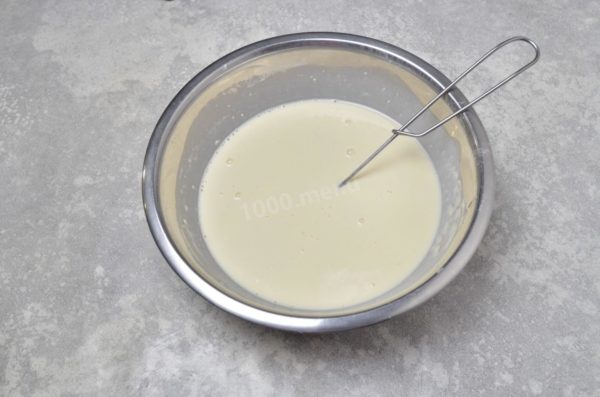 Gradually add the remaining milk to the thick batter, stirring after each addition. This will result in a completely homogeneous batter without lumps. It should have the consistency of thick cream. No need to make it thicker; thinner batter will yield thinner pancakes. Add odorless vegetable oil and mix. Allow the batter to rest for 10 minutes; this will make flipping the pancakes easier.


