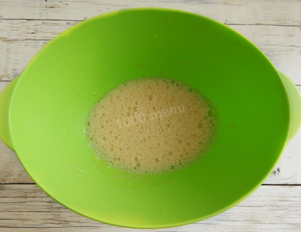 Add a pinch of vanilla extract and a pinch of salt to the eggs. Whisk the ingredients using a whisk or a mixer until you achieve a homogeneous mixture with a foamy surface. There's no need for stiff foam; the key is to ensure that the egg whites are fully incorporated.


