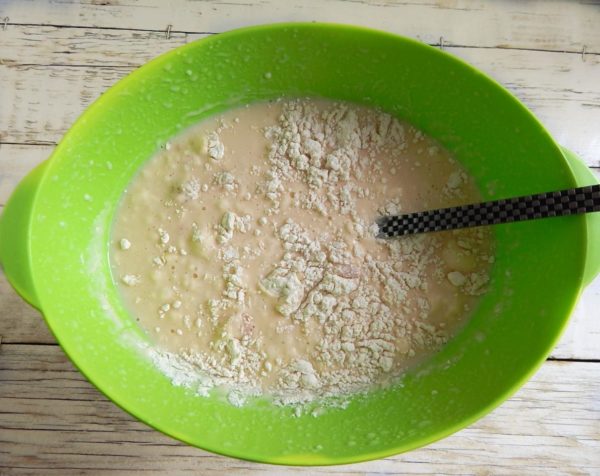 Sift the flour into the liquid mixture, and don't forget to include the baking powder. It's advisable to sift the flour multiple times to aerate it. Add the flour in small portions, stirring thoroughly each time to minimize lumps. The precise amount of flour may vary, so aim for the desired consistency. You can find more information about flour properties in the article linked at the end of this recipe.


