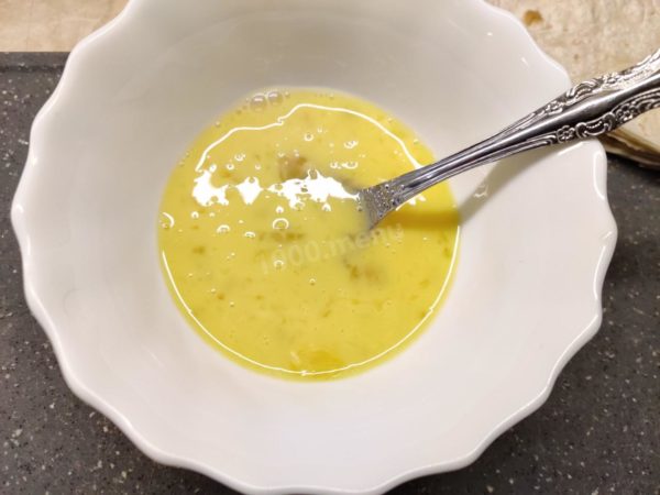 How to make fried pita bread with an egg? Gather all the necessary ingredients. Begin by washing the egg and patting it dry with a napkin. Crack the egg into a bowl and whisk it with a fork.


