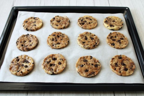 Using a spoon, place the dough onto a baking sheet lined with parchment paper, shaping the cookies into rounds. I used a cooking mold with a diameter of 6 cm. Bake the cookies in a preheated oven at 190 degrees Celsius for approximately 20 minutes. Adjust the baking time and temperature according to your oven.

