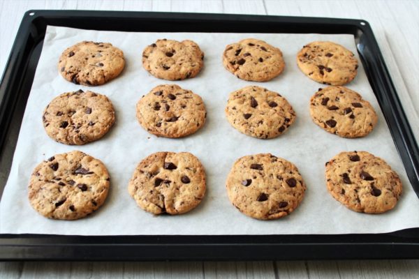 The cookies should be lightly browned, with slight browning around the edges. Avoid over-baking as it may cause the cookies to dry out. Once baked, remove the cookies from the oven, allow them to cool, and then serve. Enjoy your cookies!