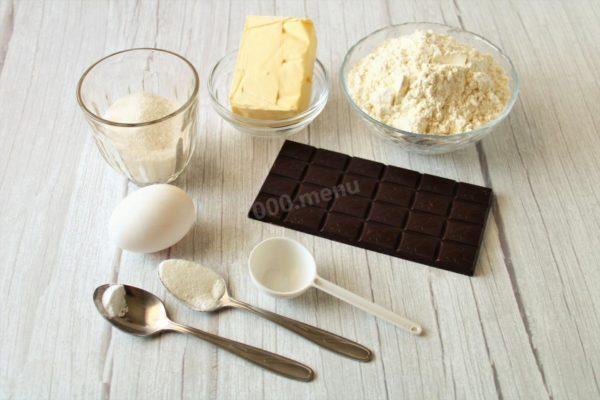 How to prepare American cookies with chocolate chunks? Gather all the necessary ingredients. Ensure that the butter is softened for easy creaming, so it's advisable to take it out of the refrigerator approximately 2 hours prior to baking. Opt for good-quality chocolate, whether it's bitter or classic, based on personal preference. Refer to a separate article at the end of the recipe to learn more about flour properties.

