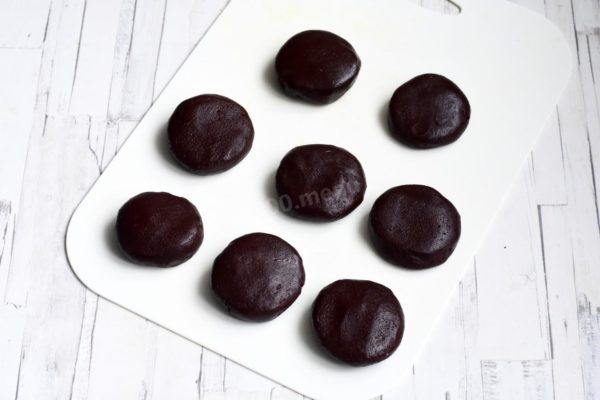 Divide the dough into 8 equal balls weighing 45-50 grams each. Flatten each ball with your hands to form evenly round cookies.

