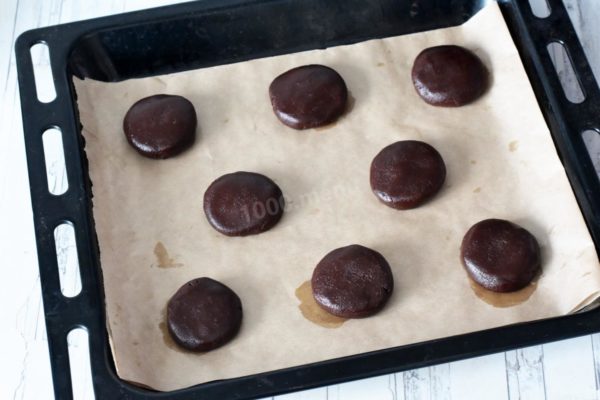 Place the cookies on a baking sheet lined with parchment paper, leaving a distance of 5-6 cm between each cookie as they will expand during baking. Bake the cookies in a preheated 180°C oven for no longer than 12 minutes. The inside of the cookie should remain slightly moist while the outside should be crispy.

