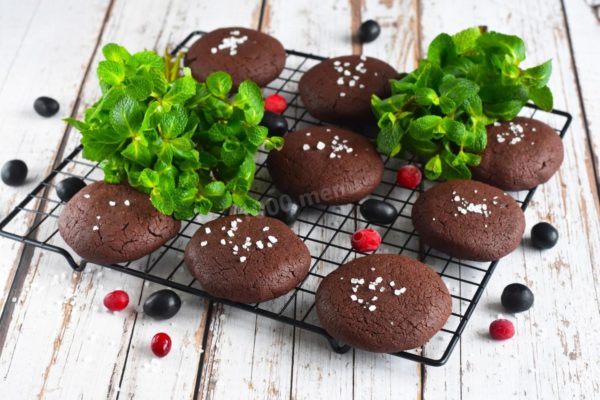 Transfer the still warm cookies from the baking sheet to a cooling rack, sprinkle with sea salt if desired, and serve. Enjoy your meal!