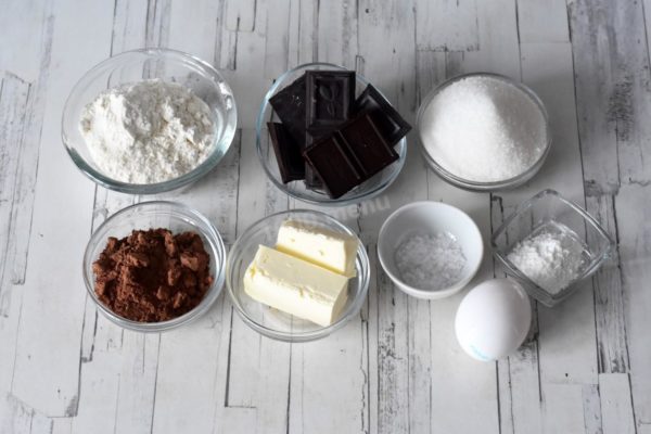 How to bake brownie chocolate cookies? It's very easy and fast. First, prepare all the necessary ingredients according to the list. You'll need high-grade flour, high-quality cocoa (preferably alkalized), a large selected egg, and bitter chocolate with a cocoa content of at least 72%.

