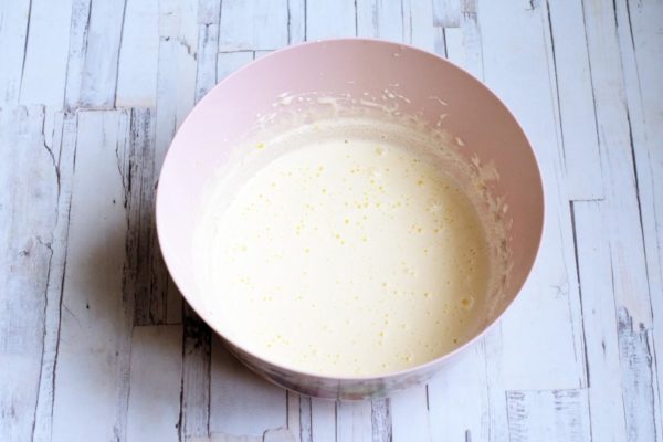 Use a mixer to beat the egg with sugar until it becomes lighter in color and increases in volume by 3-4 times.

