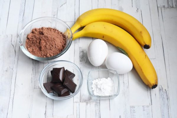 How to make oven-baked brownies with banana and cocoa? It's quick and easy! First, gather all the necessary ingredients as per the list. Choose bananas that are soft but not overly ripe, with a rich yellow skin color and no black spots. Use large, fresh eggs for best results.


