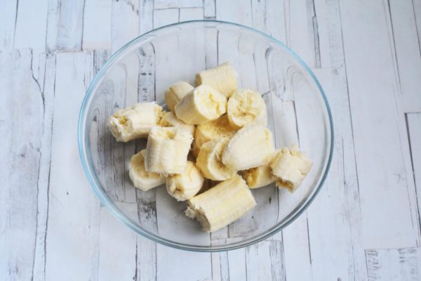 Peel the ripe bananas and break them into small pieces.

