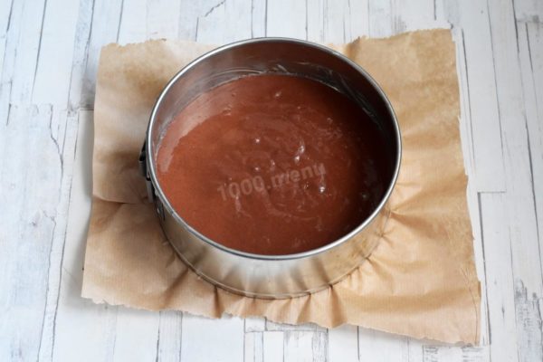 Pour the smooth batter into a baking dish lined with parchment paper (about 14-16 cm in diameter). Place the brownies in a preheated oven at 170°C and bake for 40-45 minutes. Test the doneness by inserting a wooden skewer into the center – it should come out slightly moist but clean, without any doughy residue. Oven performance may vary, so adjust time and temperature accordingly.

