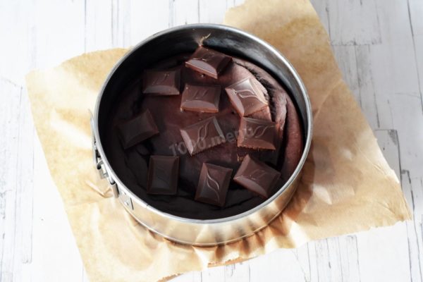 Once the brownies are baked, place pieces of dark or bitter chocolate on top of the still-hot cake. Let it sit for 2-3 minutes to soften the chocolate, then spread it evenly over the surface using a spatula. Alternatively, you can melt the chocolate beforehand and pour it over the hot cake.

