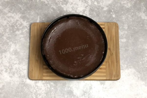 Cool the cheesecake gradually. It's important! After turning off the oven, leave the cheesecake inside with the door slightly ajar for about an hour or longer (I removed it when the oven was nearly cool). Then, let it cool at room temperature until the pan is completely cooled, covering it with a cloth. Finally, run a thin knife along the sides of the pan and refrigerate overnight. In the morning, carefully remove the pan and decorate the cheesecake as desired. Enjoy your treat!
