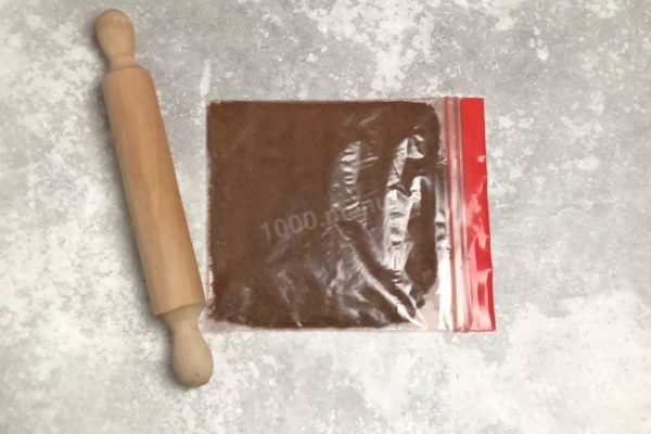 Crush the cookies into crumbs using any convenient method. You can use a food processor, blender, or simply a rolling pin, as I did. Place the cookies in a sturdy bag and crush them thoroughly with a rolling pin.


