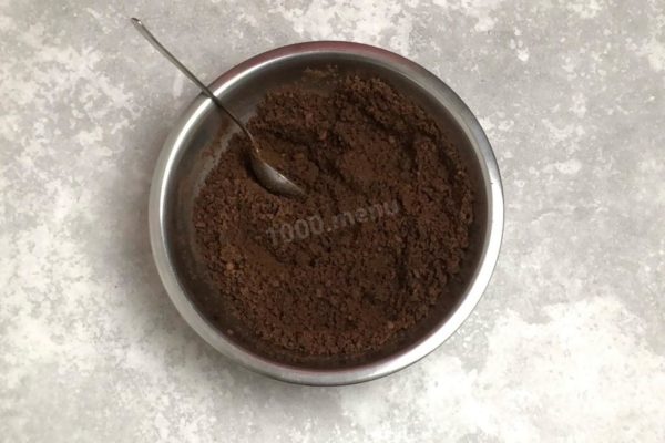 Mix the cookie crumbs and butter thoroughly with a spoon until a sticky mass forms. If it seems dry, add a little milk.

