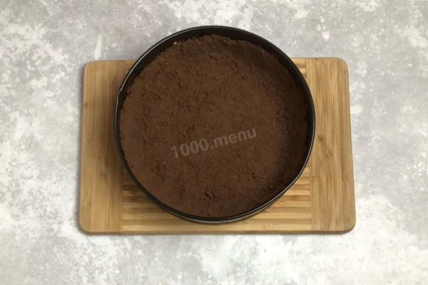 Bake the crust in the preheated oven at 170 degrees Celsius for 15 minutes. Once baked, remove the crust from the oven and let it cool. Keep the oven on, as we'll prepare the filling next. Reduce the temperature to 130 degrees Celsius.

