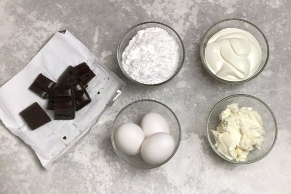 How to make the filling? Gather the ingredients. Opt for thick sour cream, or alternatively, heavy cream. You can use either dark or milk chocolate, but ensure it's high-quality chocolate with cocoa butter, not chocolate bars. All ingredients should be at room temperature. Take the sour cream, cream cheese, and eggs out of the refrigerator 30 minutes beforehand. Choose only fresh, high-quality ingredients for this recipe, avoiding milk fat substitutes.

