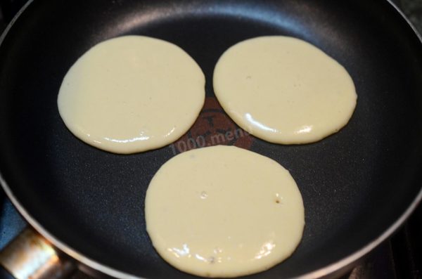 Heat a frying pan without oil. For the first batch, lightly grease the pan with a drop of vegetable oil using a brush. Ensure that the pan is well heated. Spoon a small amount of batter into the pan and fry for 2-3 minutes until the pancake is fully set.

