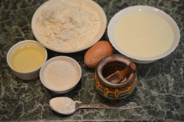 How to prepare homemade American classic pancakes? Gather all the necessary ingredients. Opt for milk with a fat content ranging from 2.5% to 3.2%. Choose large eggs with bright yolks from category CO, as they will impart a pleasant golden hue to the finished pancakes. For detailed instructions on making pancakes, refer to the article provided at the end of this recipe.

