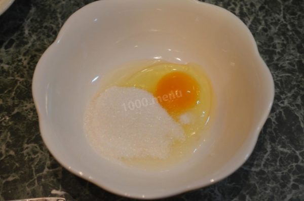 Wash the egg thoroughly, then crack it into a bowl. Add sugar and vanilla sugar. If vanilla sugar is unavailable, refer to the article at the end of the recipe for suitable alternatives.


