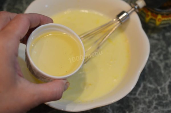 Add vegetable oil to the mixture. For optimal results, use any vegetable oil without a strong smell or taste, typically refined oils.

